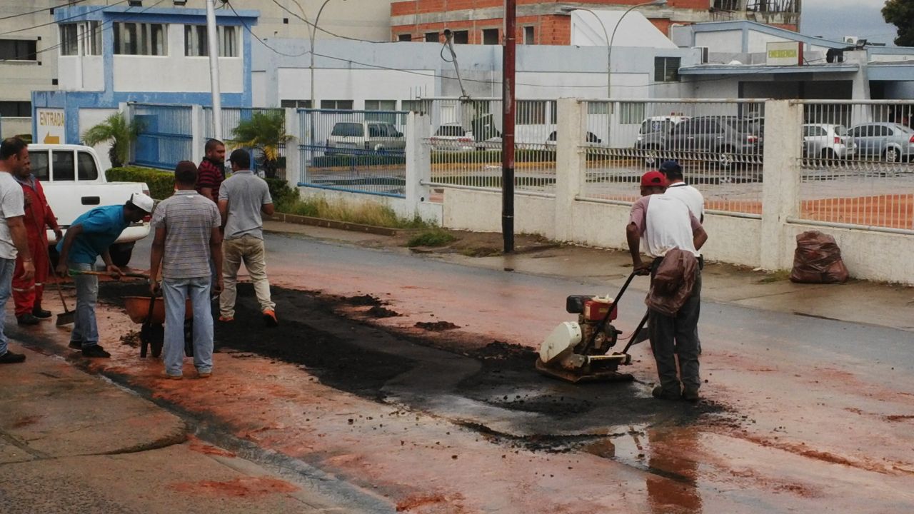 Tras la compactación los trabajadores remataron con ripio para asfaltar en dos semanas